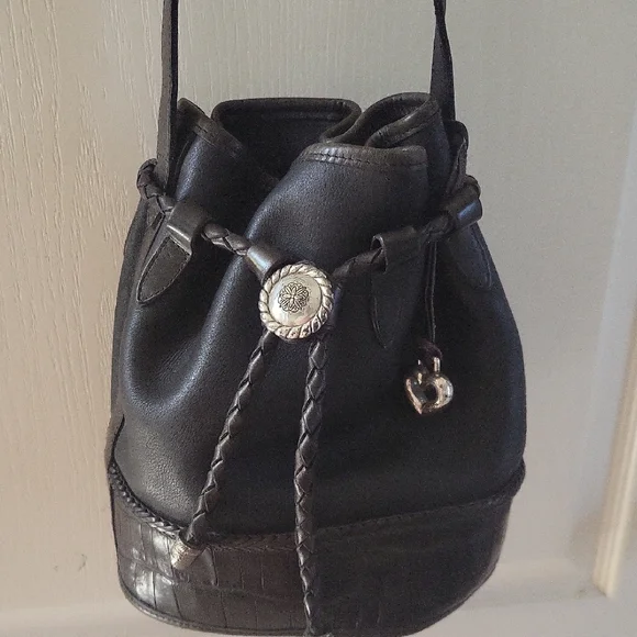 Brighton Elegant Black Leather Shoulder Bag - Picture 2 of 10